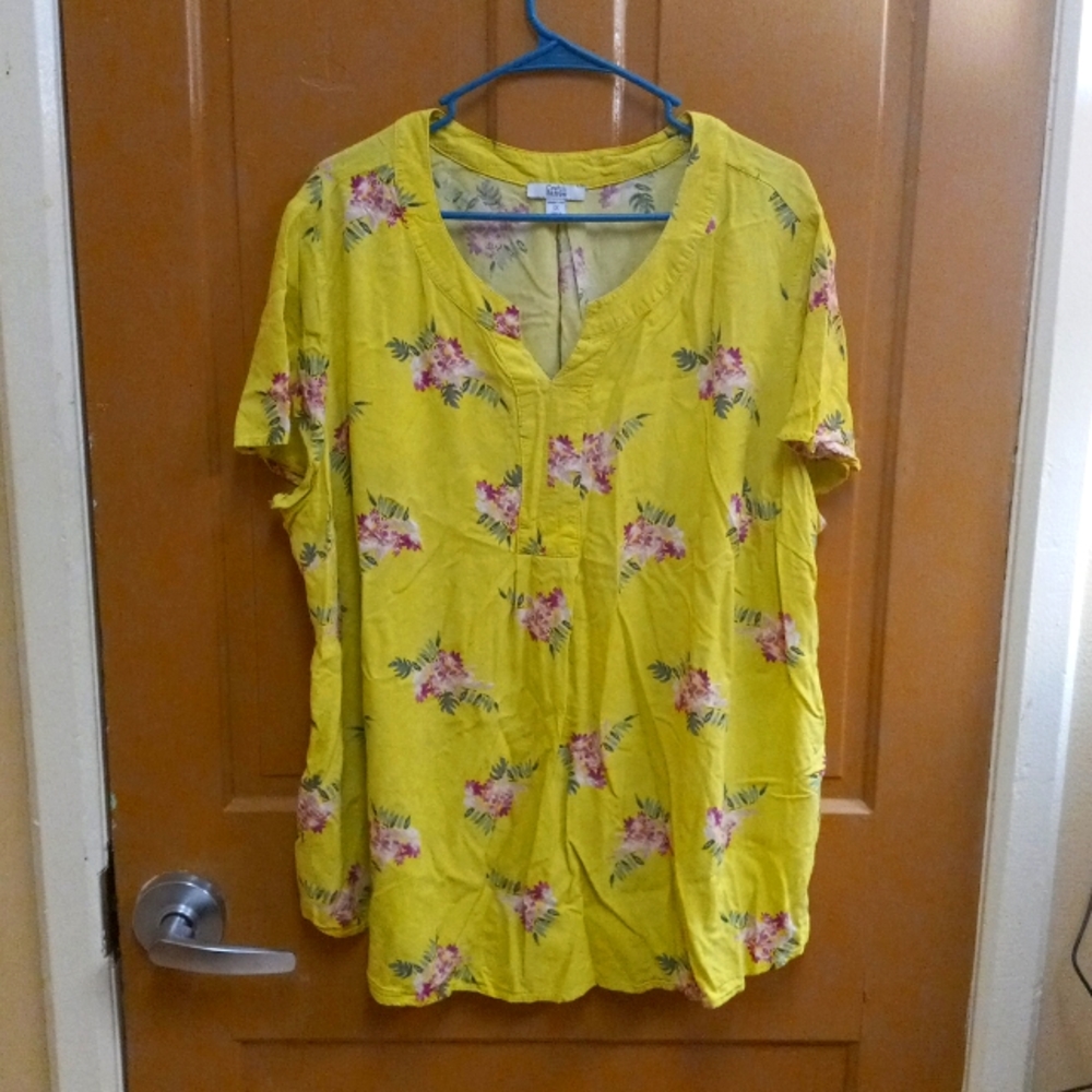 A yellow, 3xl floral blouse